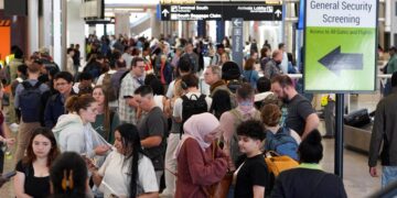 Trump plantea usar agentes de ICE en aeropuertos ante colapso por falta de personal