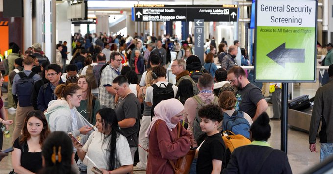 Trump plantea usar agentes de ICE en aeropuertos ante colapso por falta de personal