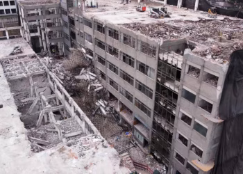 Colapso de edificio en demolición en San Antonio Abad deja un muerto y continúa búsqueda de atrapados