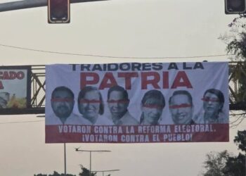 Colocan mantas en Oaxaca contra diputados que rechazaron la reforma electoral