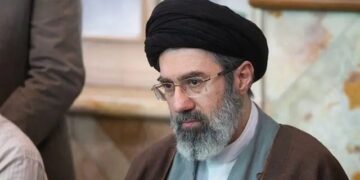 Irán endurece su postura: líder supremo ordena mantener bloqueado el estrecho de Ormuz