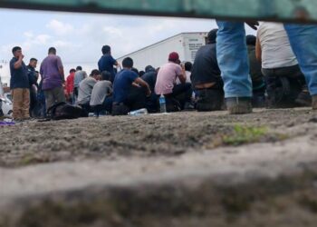 Rescatan a cientos de migrantes atrapados en tráiler en Xalapa