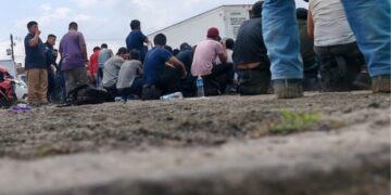 Rescatan a cientos de migrantes atrapados en tráiler en Xalapa