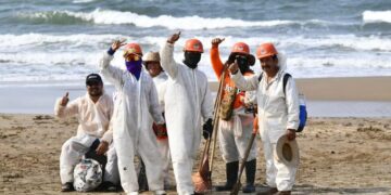 Avanza saneamiento en el Golfo de México tras control de derrame de hidrocarburos