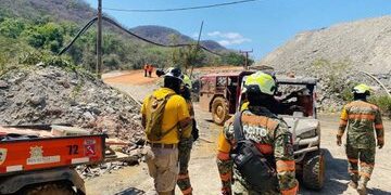 Sinaloa moviliza a más de 300 rescatistas por mineros atrapados en Santa Fe