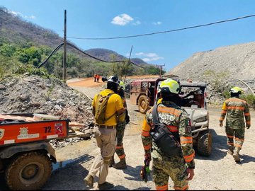 Sinaloa moviliza a más de 300 rescatistas por mineros atrapados en Santa Fe