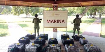 Marina intercepta cargamento de cocaína en Michoacán; detienen a seis tripulantes