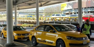 Taxistas del AICM convocan protestas por operación de apps de transporte