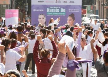 Gobierno de Puebla impulsa clase masiva de karate para mujeres