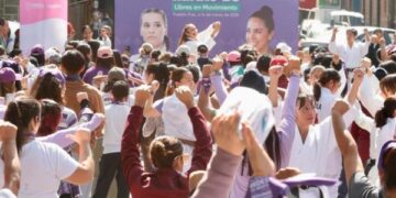 Gobierno de Puebla impulsa clase masiva de karate para mujeres