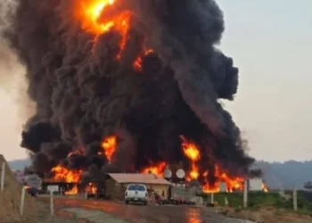 Explosión e incendio en pozo petrolero de Pemex provoca evacuaciones en el sur de Veracruz