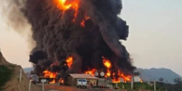 Explosión e incendio en pozo petrolero de Pemex provoca evacuaciones en el sur de Veracruz
