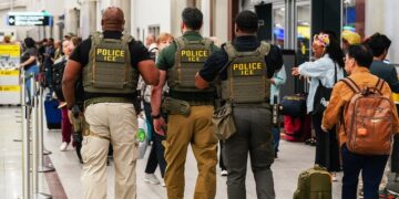 ICE entra a aeropuertos de EU ante caos por retrasos y falta de personal