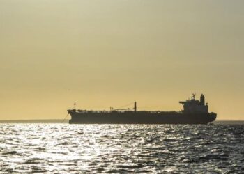 Estrecho de Ormuz bajo fuego: al menos cuatro ataques recientes afectan el comercio mundial de petróleo