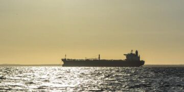 Estrecho de Ormuz bajo fuego: al menos cuatro ataques recientes afectan el comercio mundial de petróleo