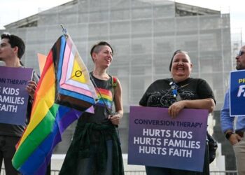Suprema Corte de EU pone en duda veto a terapias de conversión en Colorado