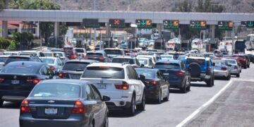 Conductores enfrentan alza en casetas en principales autopistas