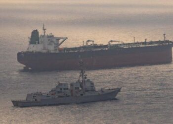 Bloqueo de EU paraliza puerto iraní: 20 buques quedan varados