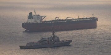 Bloqueo de EU paraliza puerto iraní: 20 buques quedan varados