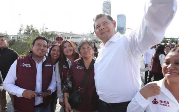 Entrega Gobierno de Puebla unidades y materiales para impulsar alfabetización