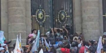 Irrupción en el Congreso de CDMX desata violencia y suspende sesión