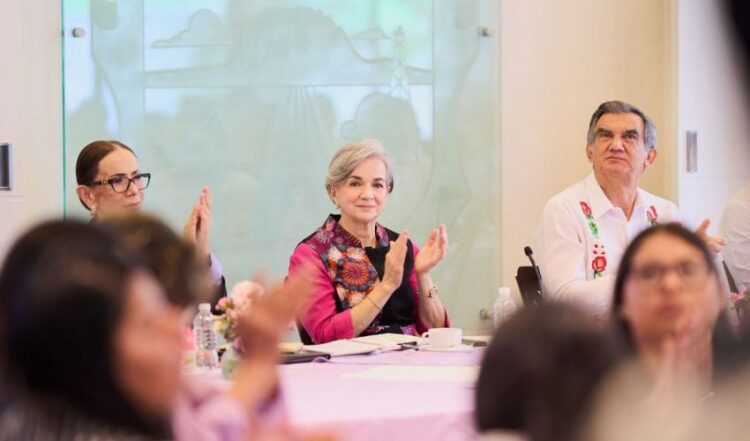 Dialogan Américo y María de Villarreal con habitantes de los polígonos de atención de Lazos del Bienestar