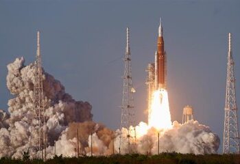 Artemis II logra órbita terrestre y avanza hacia histórica misión lunar
