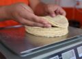 Acuerdo entre gobierno y tortilleros busca contener aumento en el precio de la tortilla