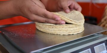 Acuerdo entre gobierno y tortilleros busca contener aumento en el precio de la tortilla
