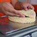 Acuerdo entre gobierno y tortilleros busca contener aumento en el precio de la tortilla
