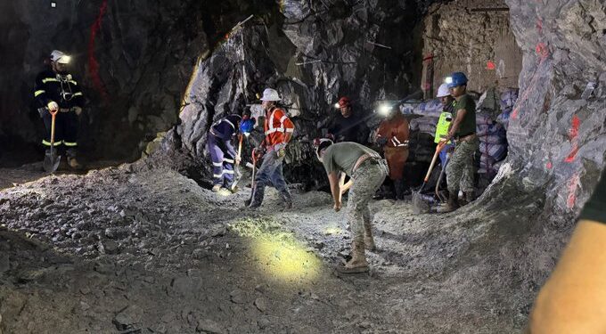 Sobrevive 13 días bajo tierra: rescatan a segundo minero en Sinaloa