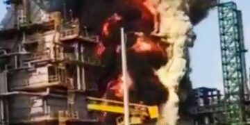 Nuevo incendio en Dos Bocas pone en alerta; autoridades aseguran que está controlado