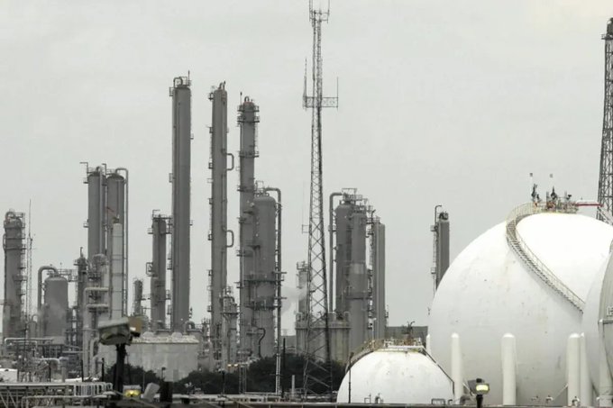 Derrame de diésel en Deer Park queda contenido; Pemex descarta riesgos