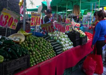 Inflación baja ligeramente en abril, pero continúa por encima del objetivo