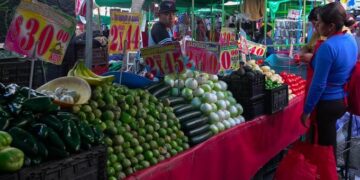 Inflación baja ligeramente en abril, pero continúa por encima del objetivo