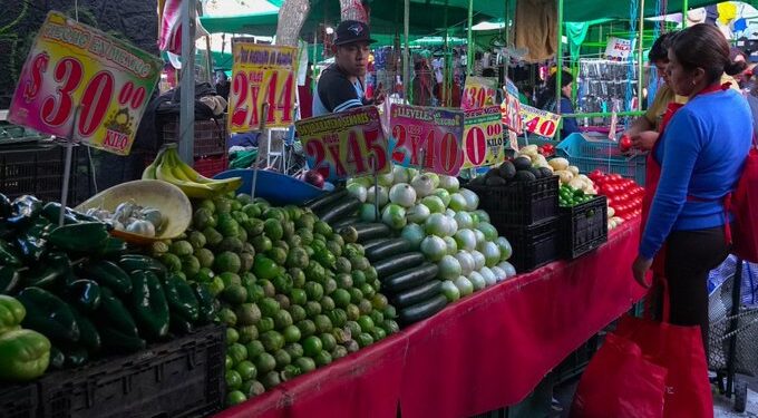 Inflación baja ligeramente en abril, pero continúa por encima del objetivo