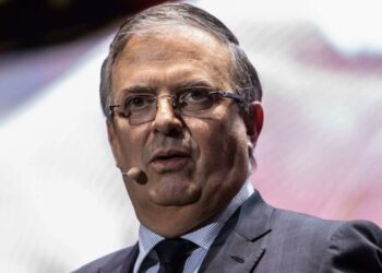 Indagan posible irregularidad por estancia del hijo de Ebrard en embajada en Londres