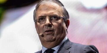 Indagan posible irregularidad por estancia del hijo de Ebrard en embajada en Londres