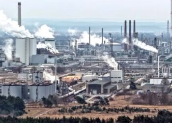 Petróleo se dispara y mercados caen ante escalada de guerra y tensión global