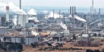 Petróleo se dispara y mercados caen ante escalada de guerra y tensión global