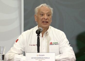 Pemex reconoce fuga en ducto como origen de derrame; cesan a tres funcionarios