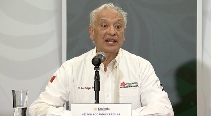 Pemex reconoce fuga en ducto como origen de derrame; cesan a tres funcionarios
