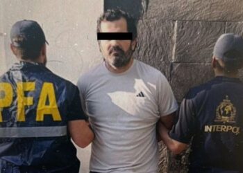 Exmando naval detenido en Argentina intenta evitar su retorno a México