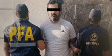 Exmando naval detenido en Argentina intenta evitar su retorno a México