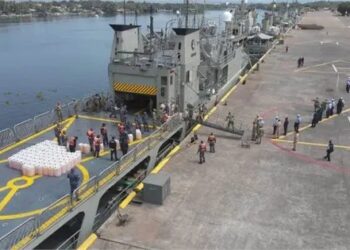 Aseguran embarcación con combustible ilegal en costas de Michoacán; hay tres detenidos