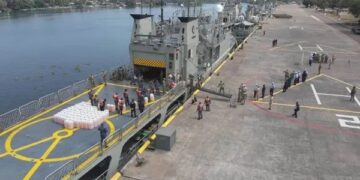 Aseguran embarcación con combustible ilegal en costas de Michoacán; hay tres detenidos