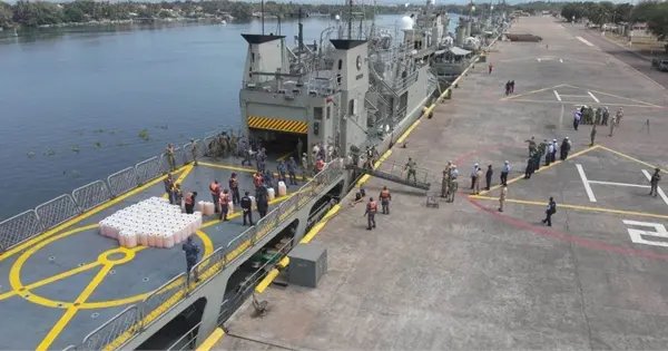 Aseguran embarcación con combustible ilegal en costas de Michoacán; hay tres detenidos