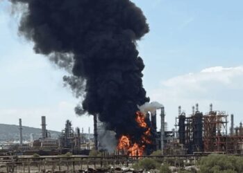 Columna de humo en refinería de Tula alarma a población; Pemex descarta daños
