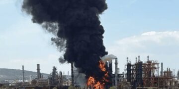 Columna de humo en refinería de Tula alarma a población; Pemex descarta daños