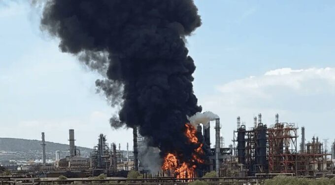 Columna de humo en refinería de Tula alarma a población; Pemex descarta daños